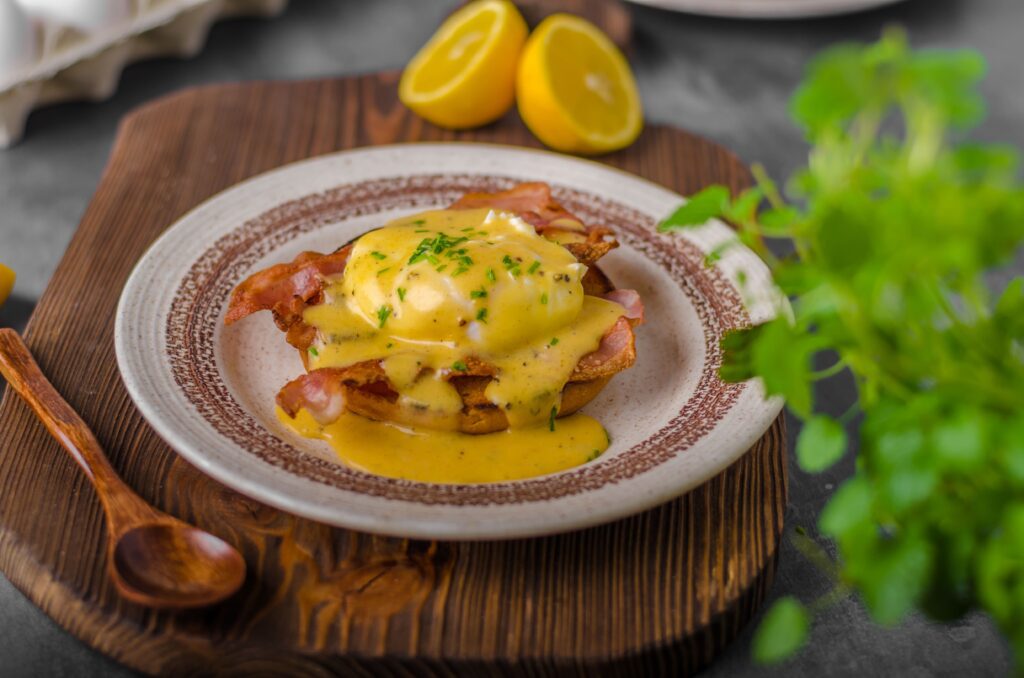 Eggs Benedict vs. Eggs Hussarde – Key Differences 